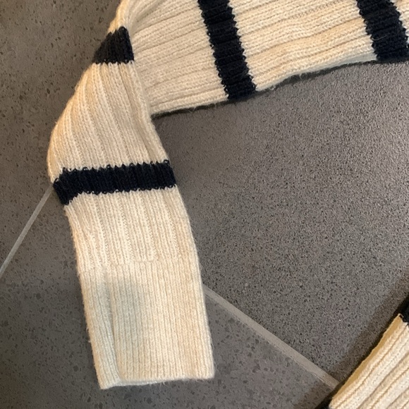 Abercrombie & Fitch Wool Blend Turtle Neck Sweater SZ Med BUT Looks Smaller - Picture 5 of 7